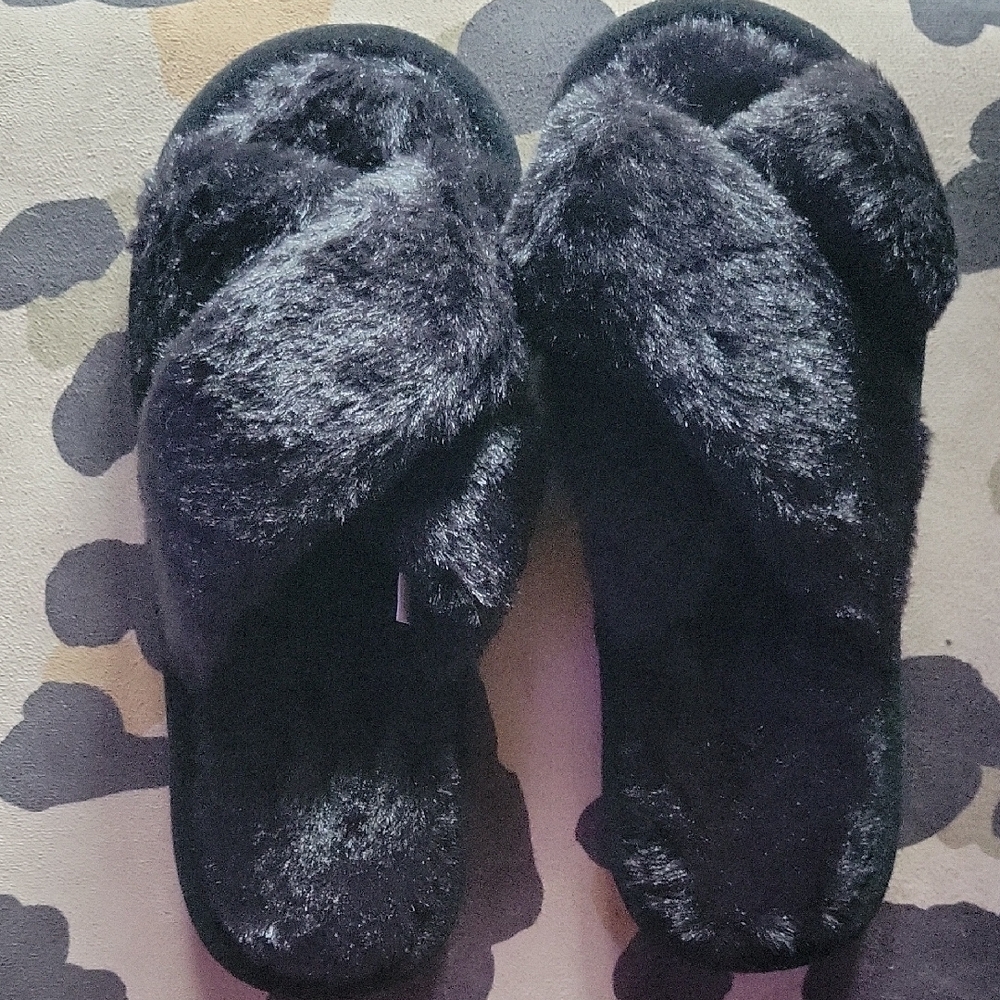 Women's Black Fuzzy Slippers